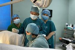 Phối hợp 7 chuyên khoa cứu bệnh nhân bị áp xe phần phụ kèm nhiều bệnh lý nặng