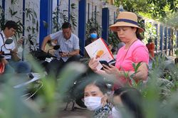 Phụ huynh Hà Nội đội nắng chờ con thi vào lớp 10
