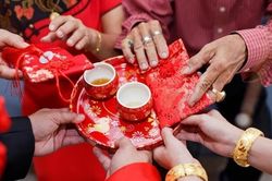 Cô gái bị bố mẹ 'bán', ép lấy người thiểu năng để lấy tiền