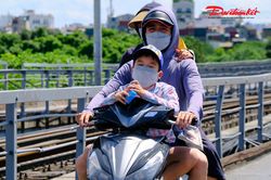 Trời như đổ lửa, dân Hà Nội mặc kín mít tránh nóng khi ra đường