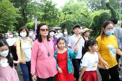 NSND Kim Cương vui cùng trẻ mồ côi tại Thảo Cầm Viên Sài Gòn