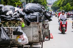 Hà Nội yêu cầu vận chuyển hết rác thải tồn đọng trước ngày 21/6