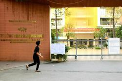 Nhiều học sinh hớt hải vì quên đồ dùng, đến điểm thi muộn