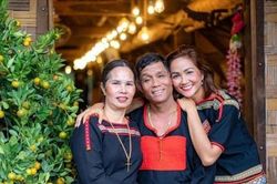 Có nhà tiền tỷ, bố mẹ Hoa hậu H'Hen Niê chỉ thích ở nhà sàn cũ