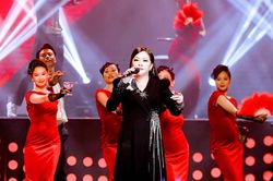 Vạn Nguyễn lấy lòng khán giả Hà thành với 'Trăm nhớ ngàn thương 6'