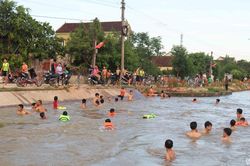 Nắng nóng, người dân đổ ra kênh thủy lợi tắm mát, cần đề phòng tai nạn rủi ro
