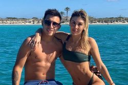 Mục tiêu của Arsenal có cô bạn gái quyến rũ với 6 múi săn chắc