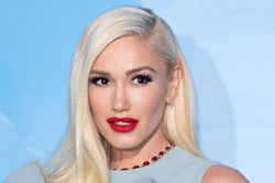 Trang điểm xong nhan sắc hạ mấy bậc, Gwen Stefani ấm ức phát khóc