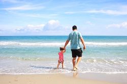 Chưa từng được bố yêu thương, đừng để chìm vào hố sâu tuyệt vọng