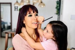 Sáng sớm con gái đã ăn vạ ầm ĩ, siêu mẫu Hà Anh có cách dạy rất khéo
