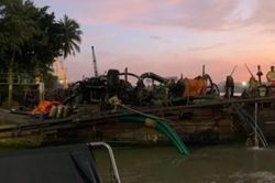 Bị vây ráp, 'cát tặc' liều mình nhảy sông lẩn trốn