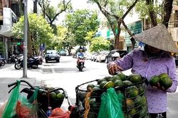 Hà Nội 'thương ngày nắng về', người lao động vật vã dưới trời nóng hơn 40 độ C