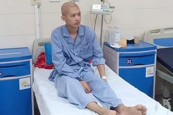 Trao hơn 30 triệu đồng đến em Lê Duy Tuấn mắc bệnh ung thư xương