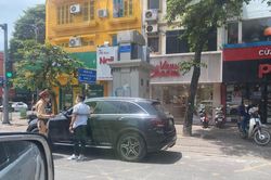 Cầu thủ Quang Hải bị CSGT Hà Nội dừng xe vì va chạm ô tô