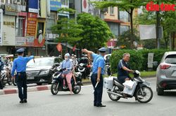 Hà Nội: Nhiều phương tiện cố tình đi sai làn, ngược chiều tại nút phân luồng thí điểm giao thông