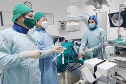 Thường đau bụng, bệnh nhi 11 tuổi được gắp ra giun đũa gần 20 cm trong ống mật