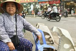 Mưu sinh bằng nghề 'vá áo' cho xe máy, ô tô