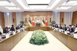 Chủ tịch Quốc hội Vương Đình Huệ hội đàm với người đồng cấp Mozambique