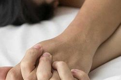 Cô nhân tình giả vờ làm búp bê tình dục khi bị bắt tại trận đang dan díu khiến 'chính thất' vừa tức giận vừa buồn cười