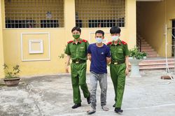 Gã trai mất 2 ngón tay thoăn thoắt cắt trộm dây cáp điện cột đèn cao áp