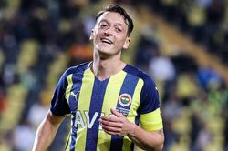 Ozil đoạn tuyệt với Fenerbahce
