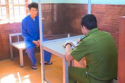Vĩnh Long: Tự xưng là công an để gọi điện lừa đảo, chiếm đoạt tiền của mẹ bạn tù