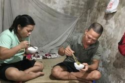 Cảm thương bữa cơm teo tóp thời 'bão giá' của cửu vạn chợ Long Biên