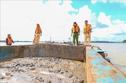 Tạm giữ một sà lan trên sông Hậu vận chuyển cát không rõ nguồn gốc