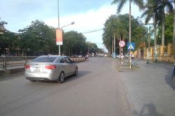 Bất chấp biển cấm, nhiều xe vẫn quay đầu, rẽ trái tại chân cầu vượt Phú Sơn