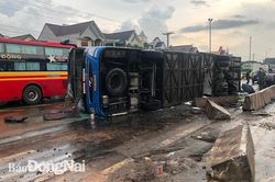 Lật xe khách, 7 người thương vong