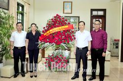 Đồng chí Phó Bí thư Thường trực Tỉnh ủy, Chủ tịch HĐND tỉnh Lê Thị Kim Dung chúc mừng cơ quan Thường trú Báo Nhân Dân nhân Ngày Báo chí Cách mạng Việt Nam