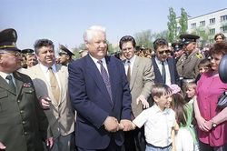 Cựu Tổng thống Nga Boris Yeltsin được bảo vệ an toàn trong mọi tình huống