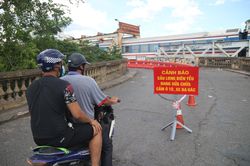 Cầu Long Biên giăng rào, dựng biển chờ đợt tu sửa mới