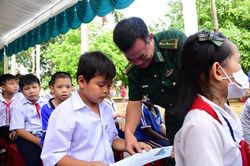 Bước chân người 'truyền lửa' nơi biên thùy