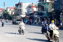 Người lao động vất vả mưu sinh dưới nắng gắt
