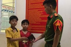 Hai em nhỏ nhặt được ví tiền trả người đánh rơi