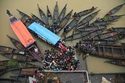 Đằng sau cơn lũ: Bangladesh bị nhấn chìm giữa đợt mưa tồi tệ nhất trong 20 năm
