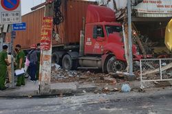 Hiện trường xe container tông sập tiệm vàng ở TP.HCM