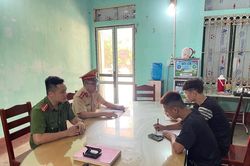 Tuyên Quang: Xử phạt nam thanh niên 'khoe tài' lái xe máy bằng chân
