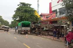 Vĩnh Phúc: Va chạm với xe 16 chỗ, xe tải lao vỉa hè đè sập mái tôn quán tạp hóa