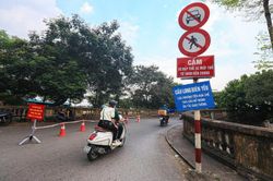 Ô tô, xe ba gác buộc 'đầu hàng' khi đến cầu Long Biên