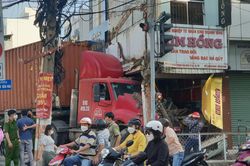 Container húc bay xe máy rồi lao vào tiệm vàng, 2 người thoát chết