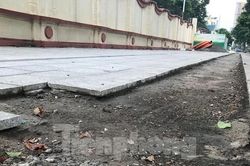 Vỉa hè vừa lát đá lại bị đào xới tại tuyến phố kiểu mẫu Hà Nội