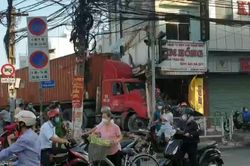Tông đổ dải phân cách, xe container lao thẳng vào tiệm vàng ở TP.HCM