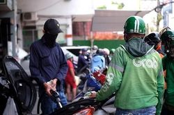 Xăng tăng giá, tài xế bỏ nghề, hãng xe lo trụ không nổi