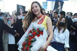 Hoa hậu Hoàn vũ 2018 Catriona Gray rạng rỡ, liên tục nói 'Xin chào' khi đến Việt Nam
