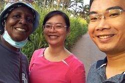 Cô gái Hải Dương theo chồng sang Angola làm bác sĩ, ngày khám chữa bệnh, tối làm nông dân