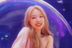 Nayeon (TWICE) ra mắt solo với 'POP!': MV đáng yêu đúng chất 'em út pha-ke' của TWICE