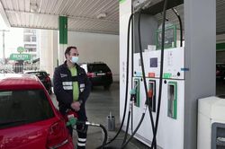 Đài truyền hình nhà nước Hy Lạp gây sốc vì dạy cách hút trộm xăng