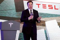 Elon Musk lo Tesla phá sản